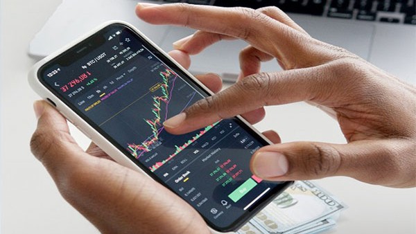 Indian stocks start fresh week in red; Adani Ports gains