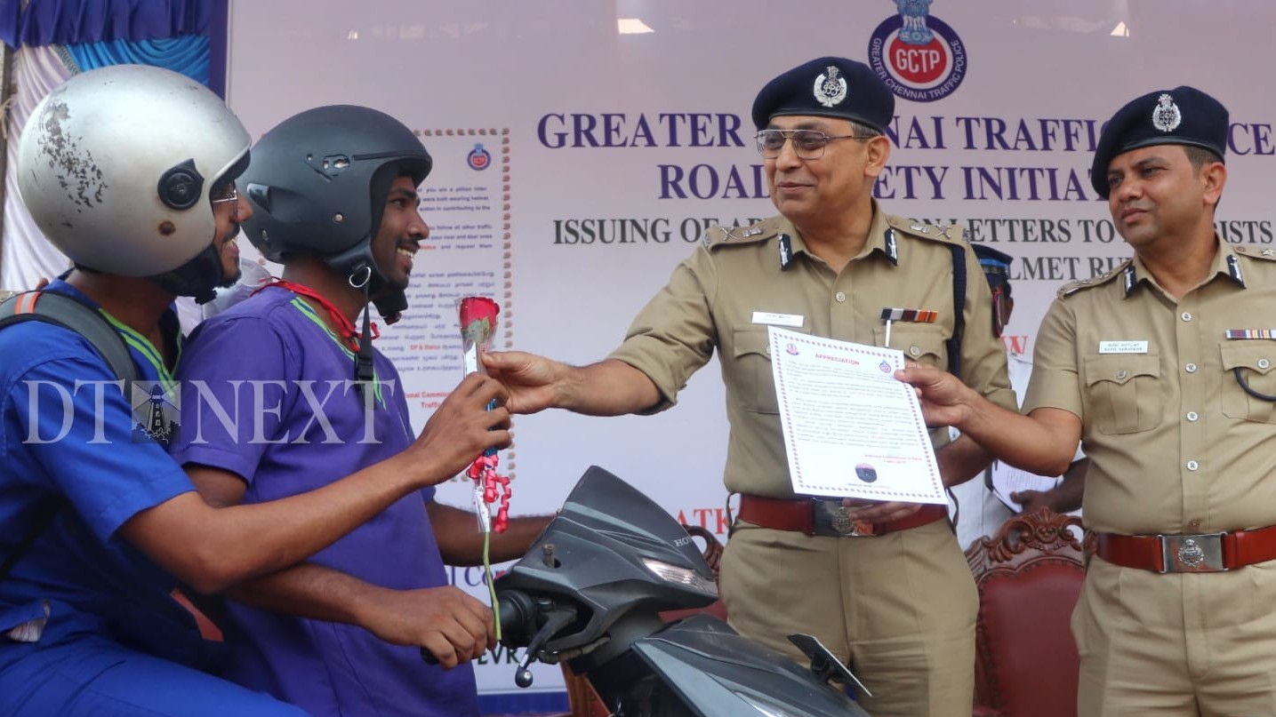 Cops issue appreciation certificates to biker & pillion with helmets