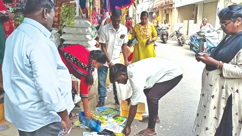 Single-use plastic bags seized from shopkeepers
