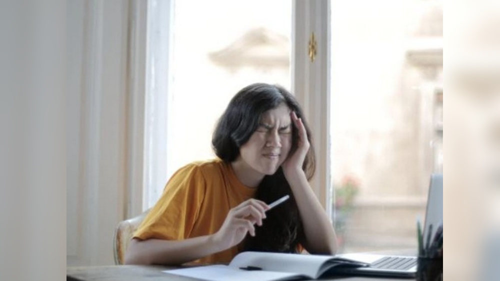 Low estrogen levels may jump-start migraine Low estrogen levels may jump-start migraine