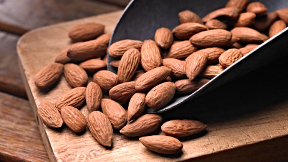 Add almonds to diet to reduce cholesterol, excess body weight