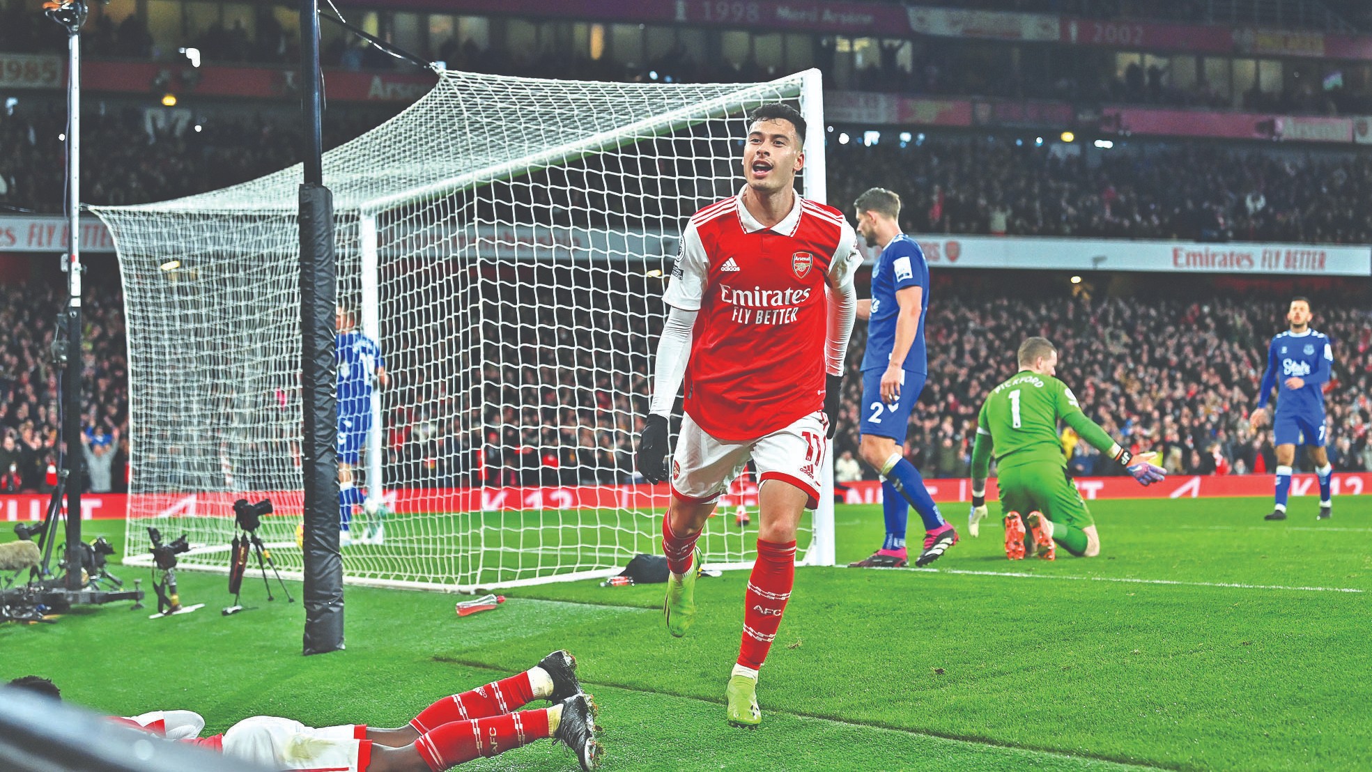 Arsenal extends lead at top to five points Arsenal extends lead at top to five points