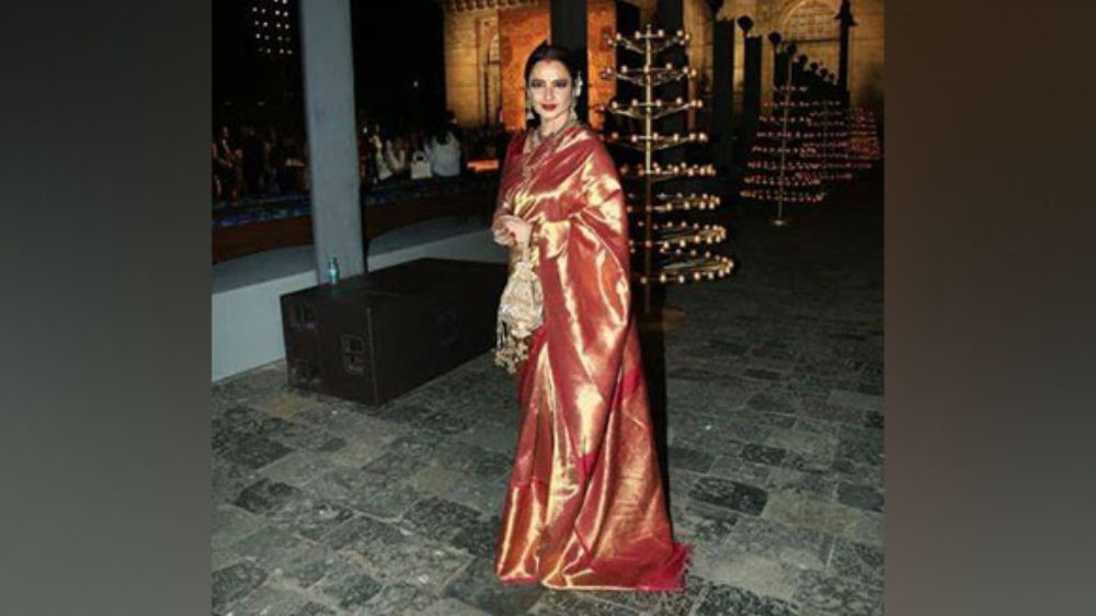 Rekha shines in her traditional look at Diors Mumbai fashion show