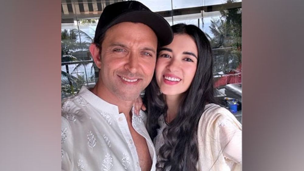 Hrithik Roshans perfect reaction to Saba Azads latest pics