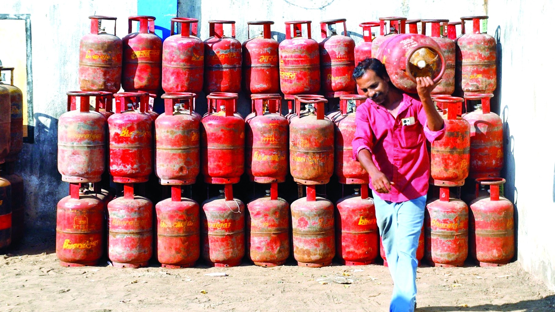 LPG price hike to burden MIG section, hoteliers most