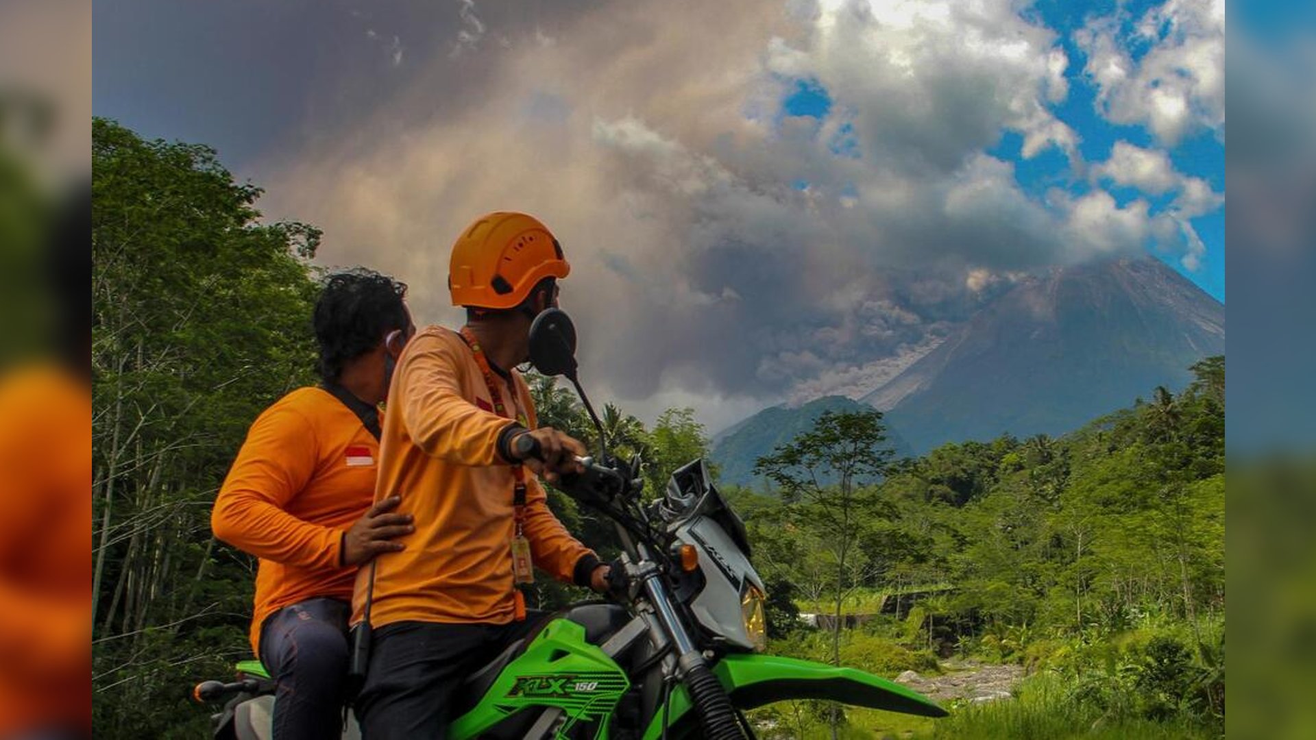 Indonesias Merapi volcano spews hot clouds in new eruption