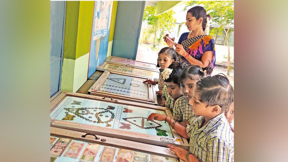 Auto driver takes students on a trip into coins Auto driver takes students on a trip into coins