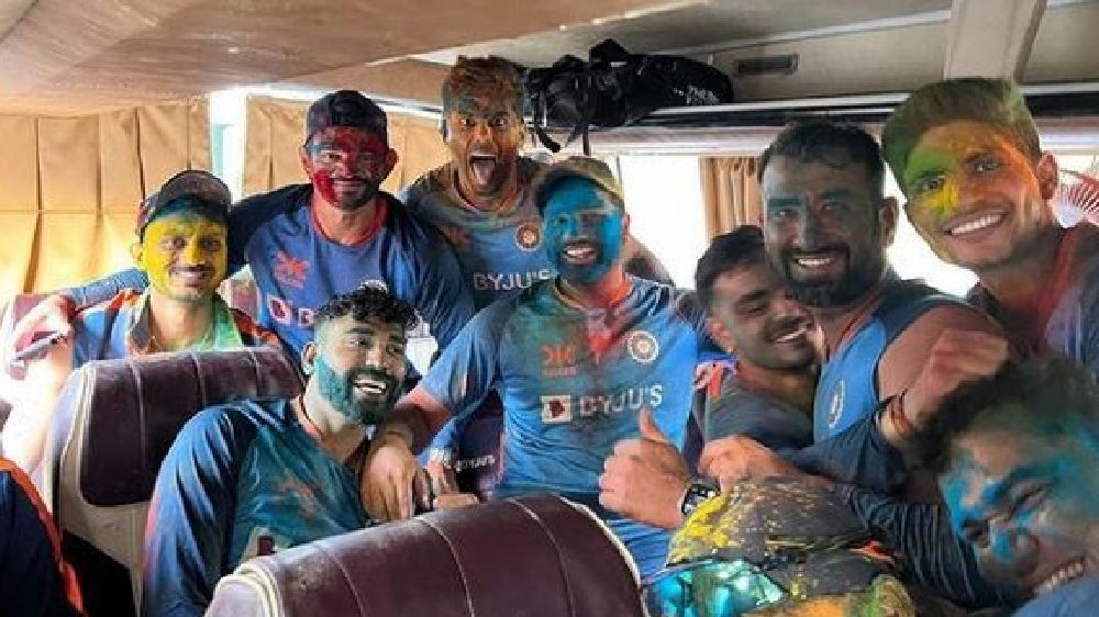 Watch: Kohli dances; Team India celebrates holi ahead of 4th Test