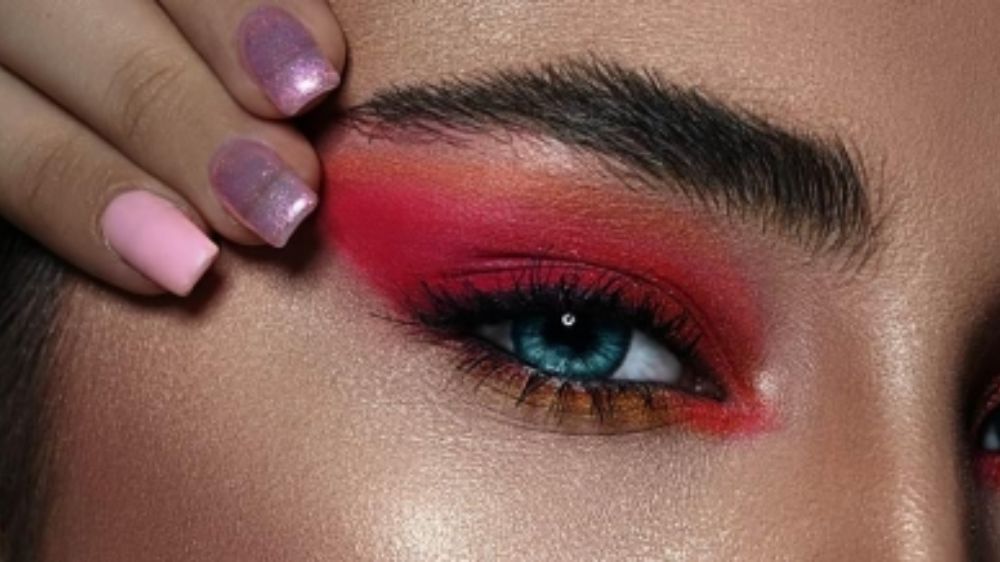 Smokey eyes with 3 indispensable makeup brushes