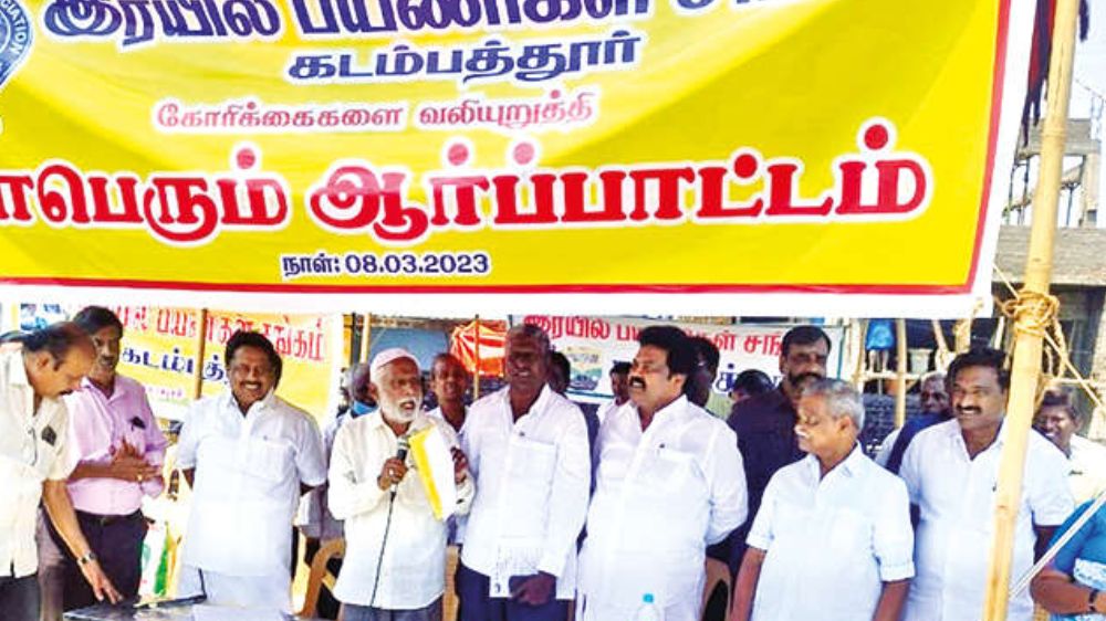 Rail passengers stage protest in Kadambathur