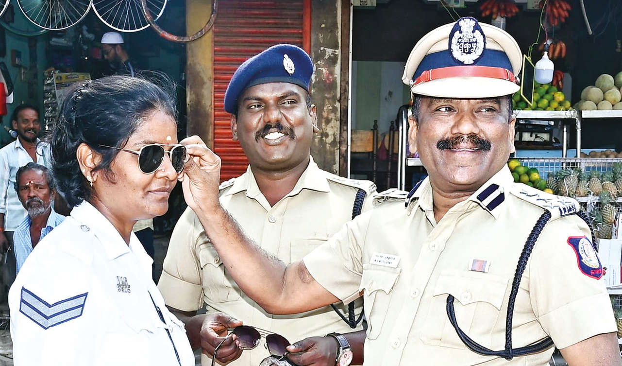 Traffic cops in Vellore given sun glasses by DIG