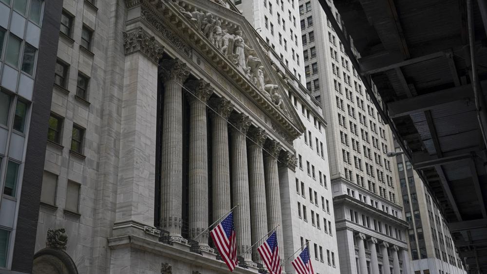 Stocks fall on Wall Street on renewed fears about banks