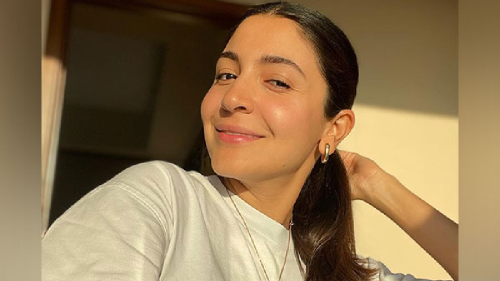 Anushka Sharma gorges on croissant, check out pics