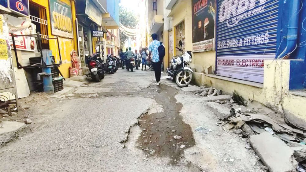 Pothole-ridden street irks commuters in Ekkatuthangal