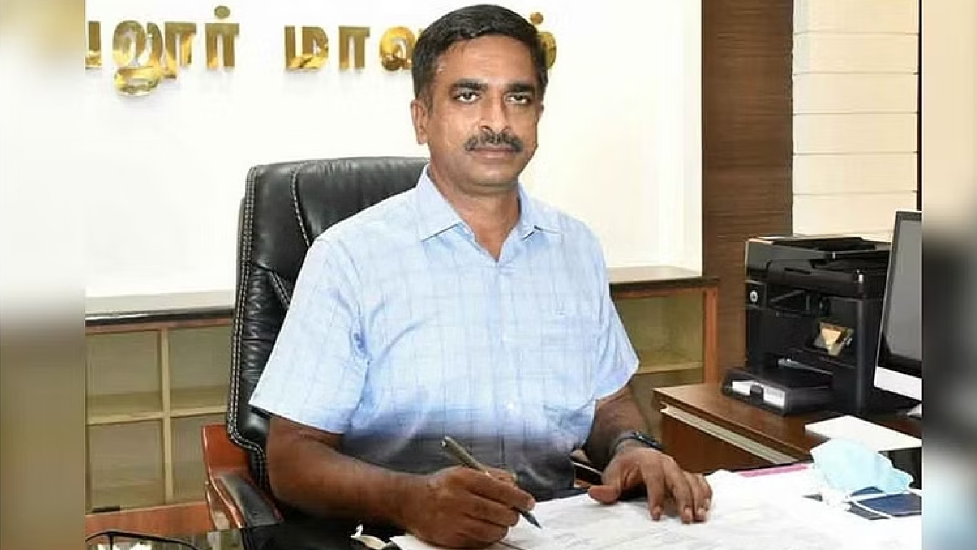 Teachers must avoid mobile phones while on HSS exam duty: Collector Teachers must avoid mobile phones while on HSS exam duty: Collector