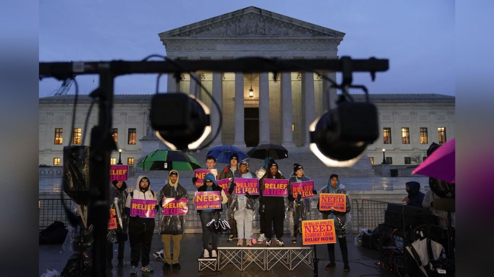 Legal fight over student debt a prelude to political battle