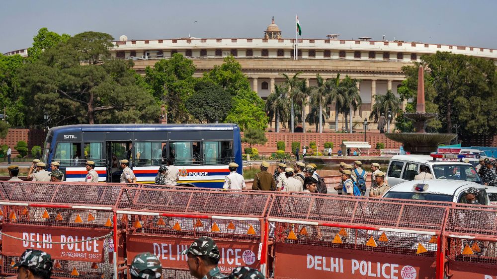 Oppn MPs on march over Adani issue stopped at Vijay Chowk