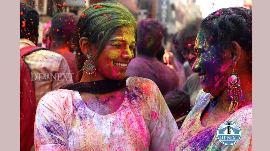 Holi 2023: Keep your skin safe with these 5 tips for removing colours