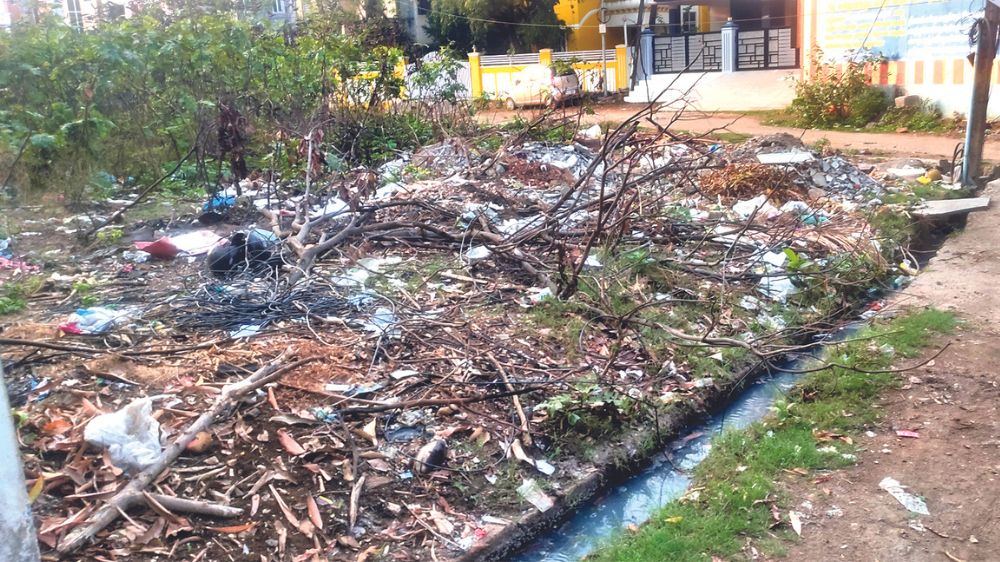 Vacant site turns into dumpyard in Anakaputhur