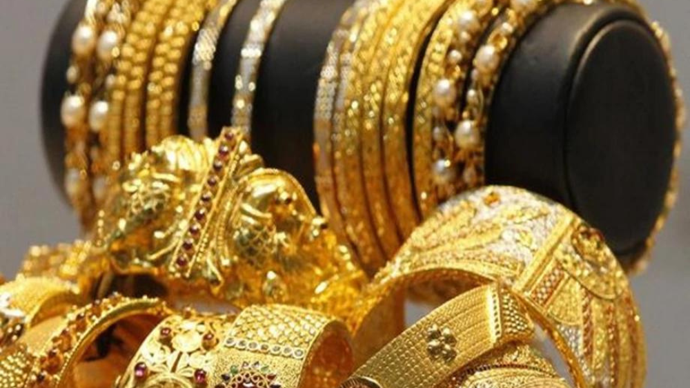 Gold falls Rs 80; silver plunge Rs 390