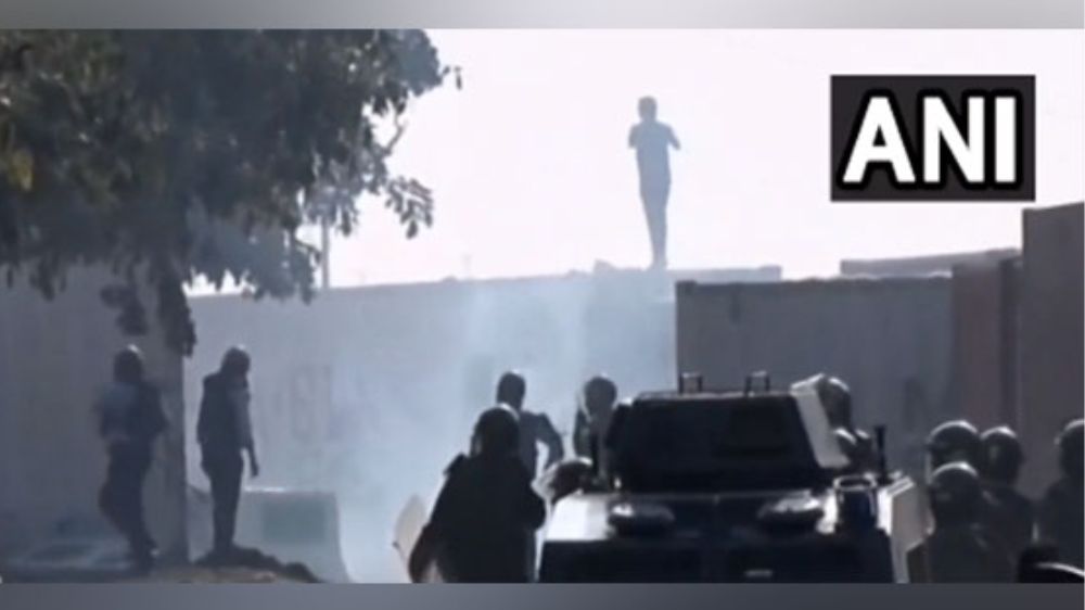 Imran Khans motorcade enters Islamabad after toll plaza spat Imran Khans motorcade enters Islamabad after toll plaza spat