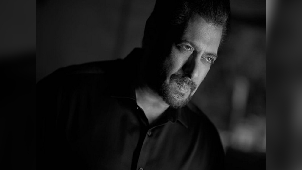 Salman Khan poses with a fan on Tiger 3 sets, picture goes viral