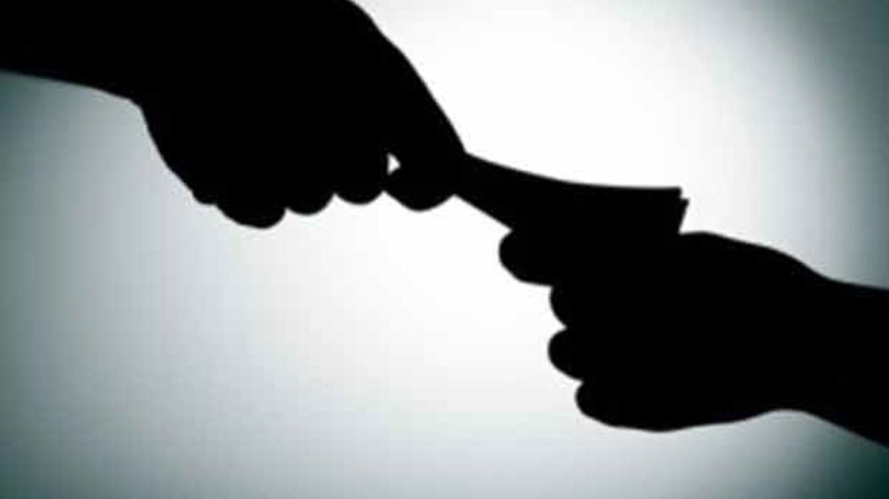 2 govt officials held on bribery charges