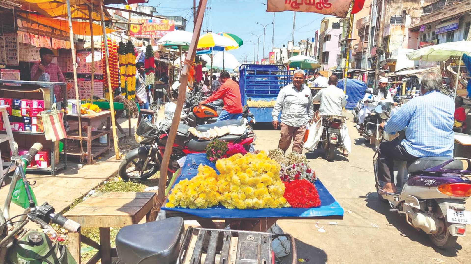 Encroachments, a perennial woe for road users in Vellore Encroachments, a perennial woe for road users in Vellore