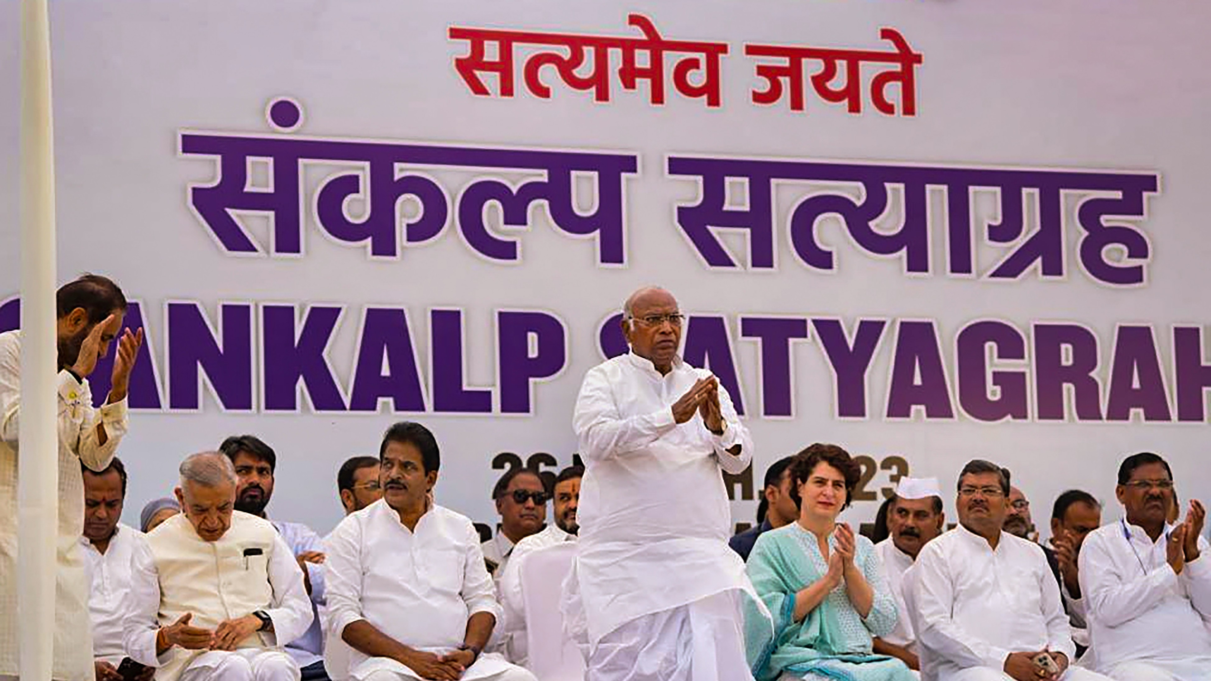 Cong begins day-long Sankalp Satyagraha at Rajghat in support of Rahul