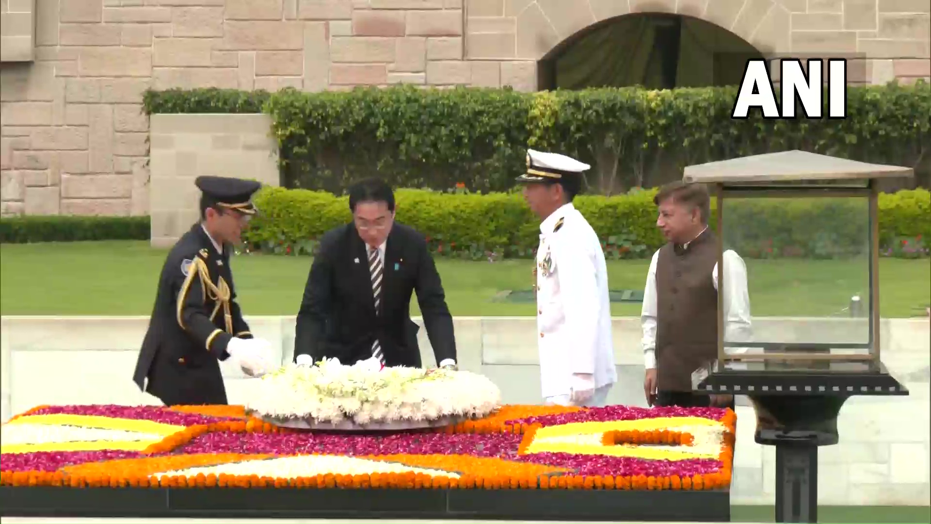Japanese PM lays wreath at Mahatma Gandhis memorial in Rajghat