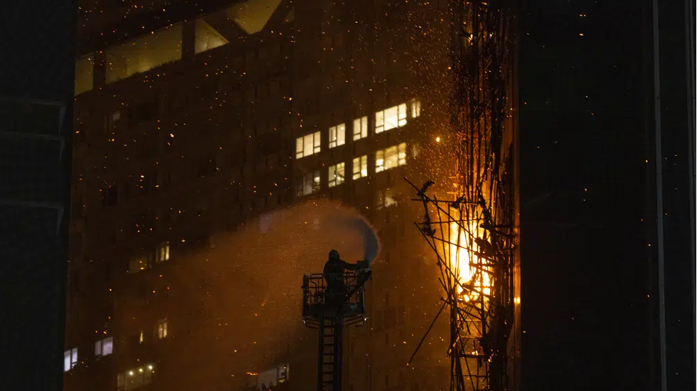 Hong Kong probes cause of blaze in shopping district Hong Kong probes cause of blaze in shopping district