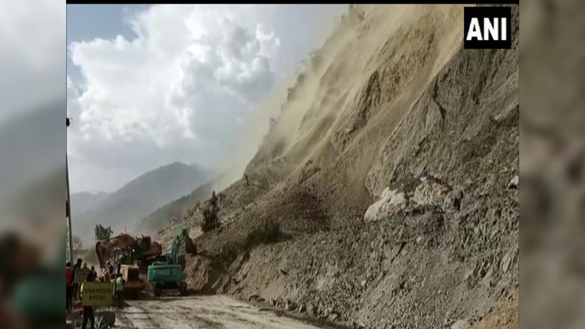 1 dead, 6 injured after landslide hits Jammu-Srinagar National Highway 1 dead, 6 injured after landslide hits Jammu-Srinagar National Highway