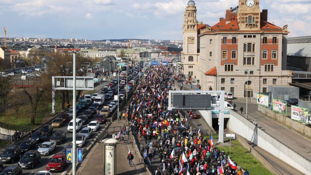 Thousands of Czechs turn out for anti-govt protest