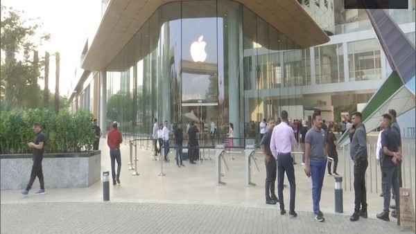 Excitement builds around opening of Apples first retail store in Mumbai