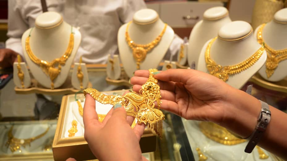Gold price falls by Rs 320 per sovereign