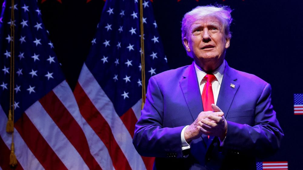 Trump accuses Frances Macron of pandering to China