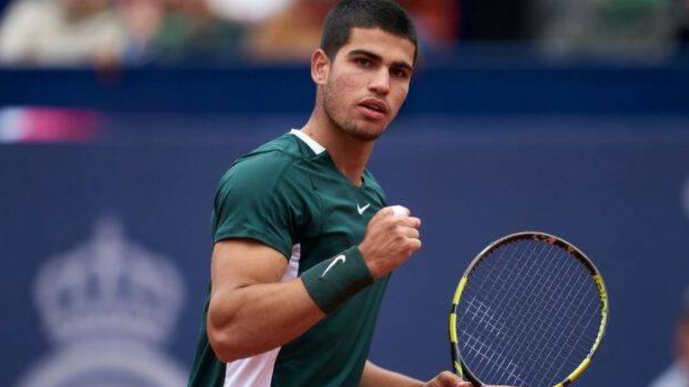 Alcaraz & Tsitsipas advance to Barcelona QF