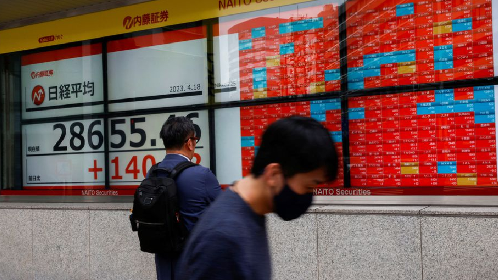 Stocks slip as focus falls back on Fed