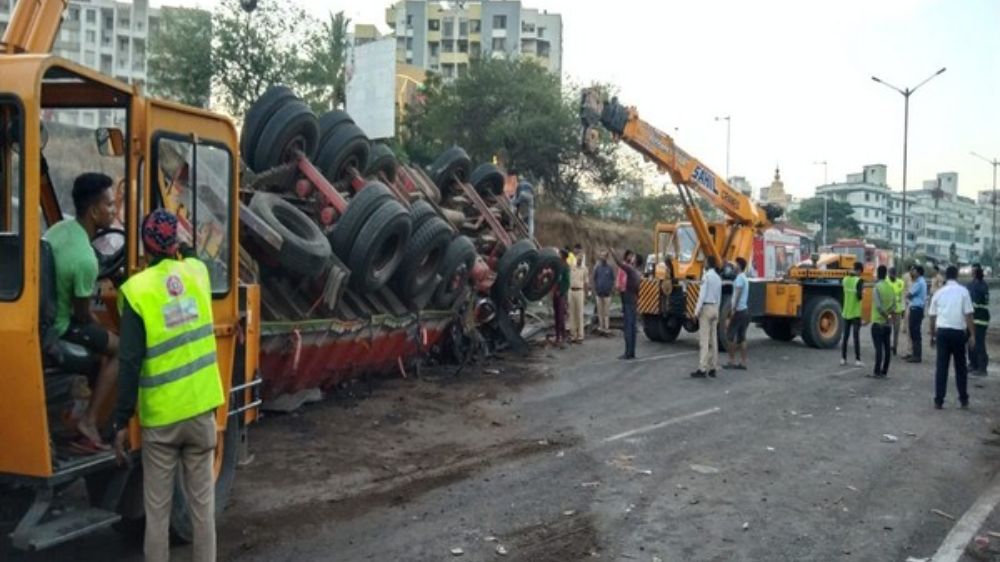 4 dead, 22 injured in truck-bus collision in Pune
