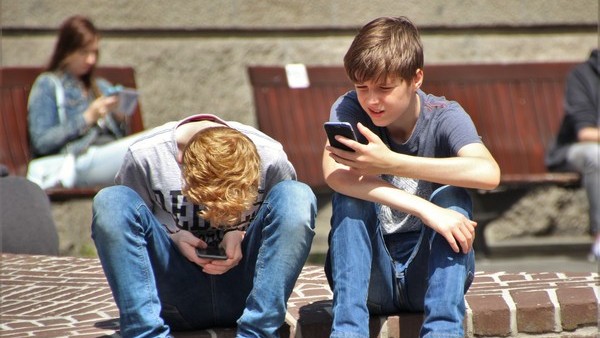 Teens who use phones for more than 3 hrs a day suffer more from back pain