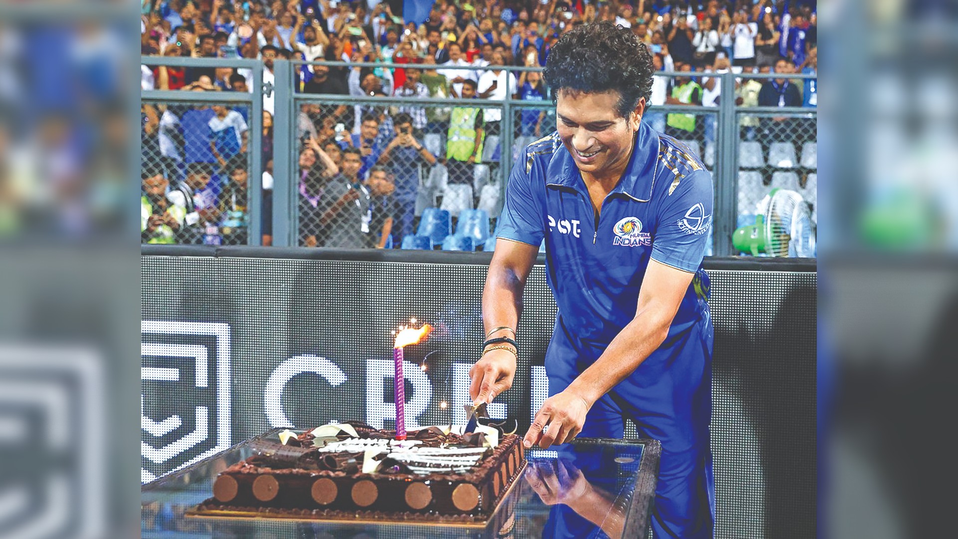 Tendulkar cuts cake to celebrate 50th birthday at Wankhede