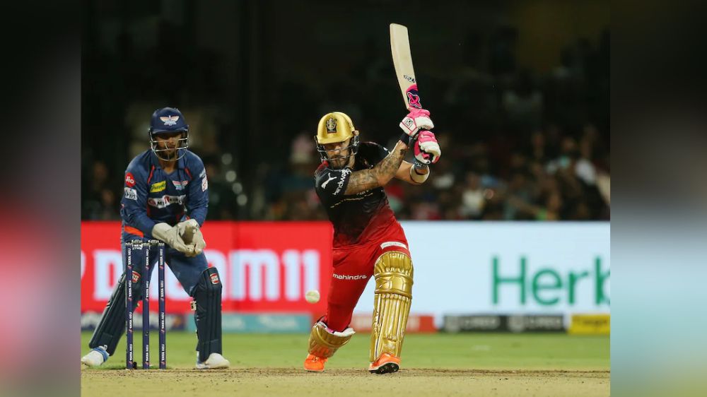 Du Plessis, Kohli, Maxwell power RCB to 212 for 2 against LSG