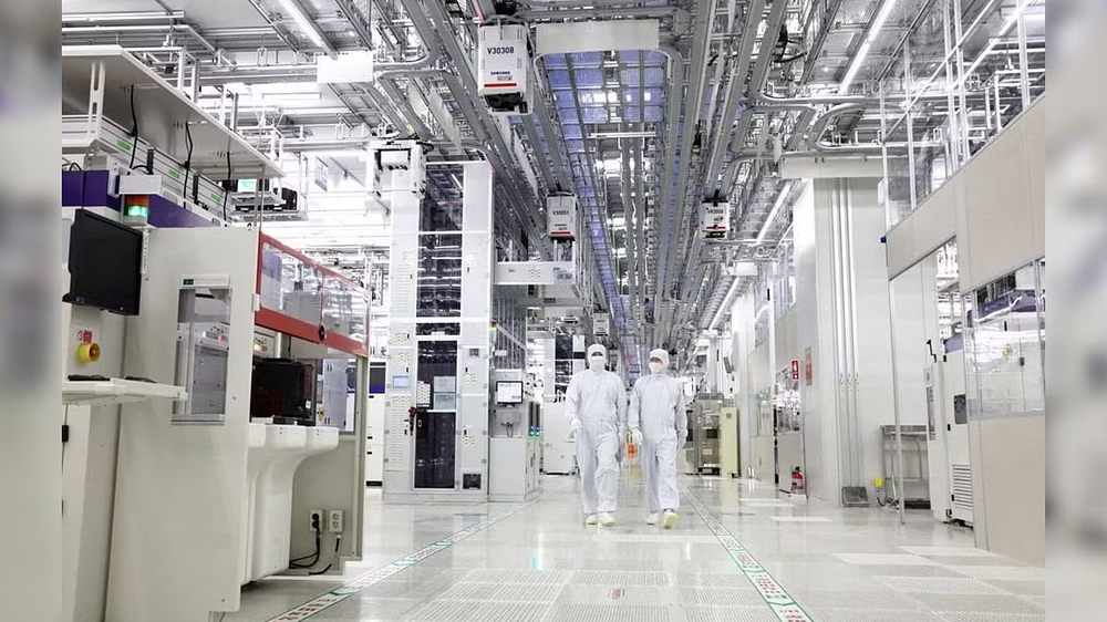 Electronics biz exports cross Rs 1,85,000 cr