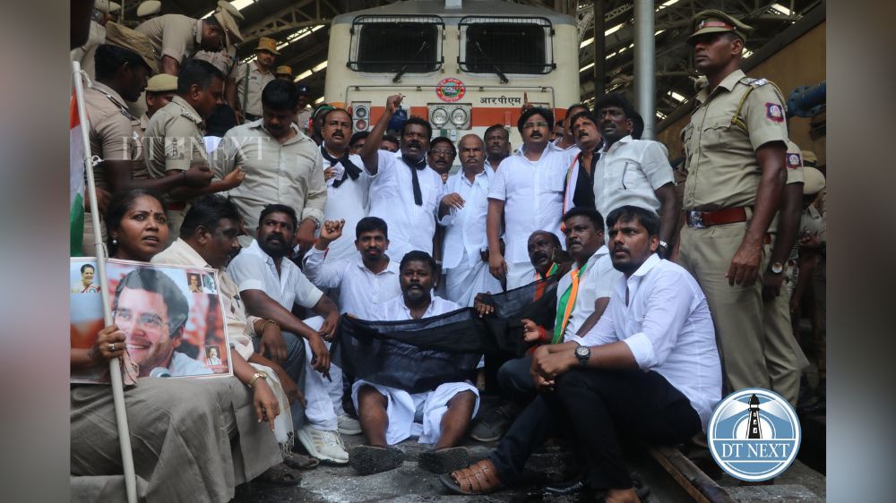 Rahuls disqualification: Cong workers block Vaigai Express in Egmore
