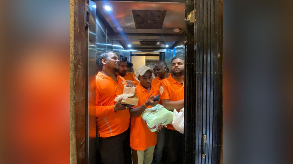 IPL fever grows as Swiggy delivery agents flood elevators IPL fever grows as Swiggy delivery agents flood elevators