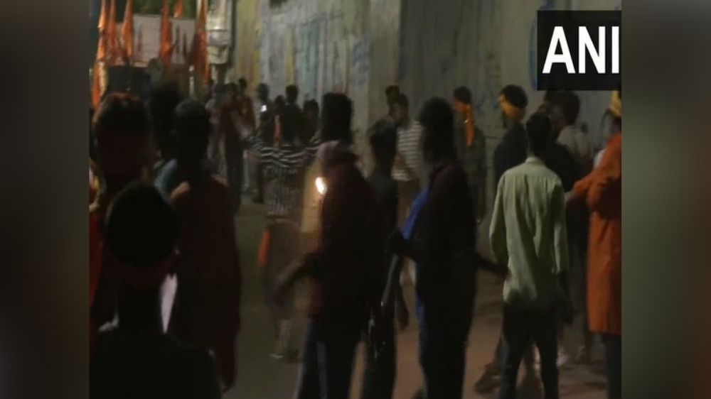 West Bengal: Ruckus, stone pelting erupt during BJP Shobha Yatra West Bengal: Ruckus, stone pelting erupt during BJP Shobha Yatra