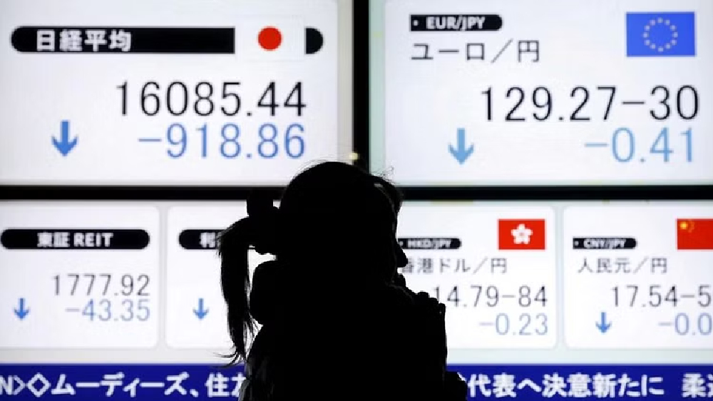 Stocks on edge as traders wait on central bankers