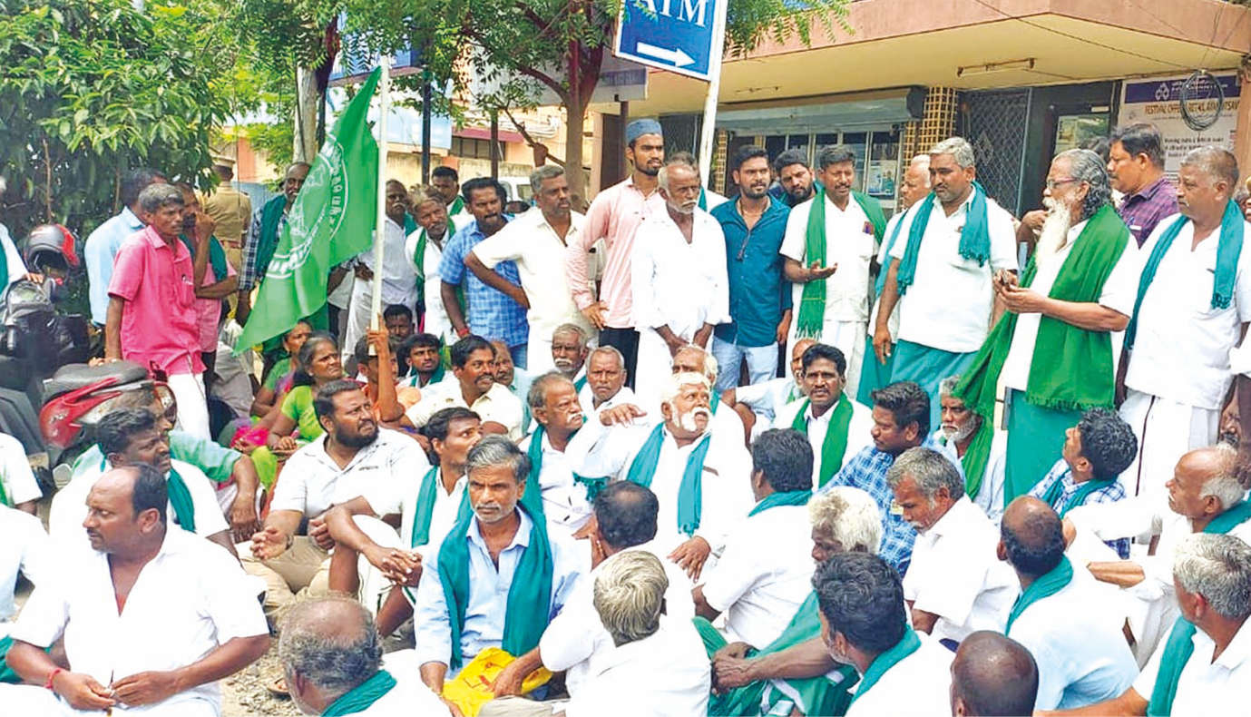 Farmers protest diversion of Central govt benefits to crop loan defaults Farmers protest diversion of Central govt benefits to crop loan defaults