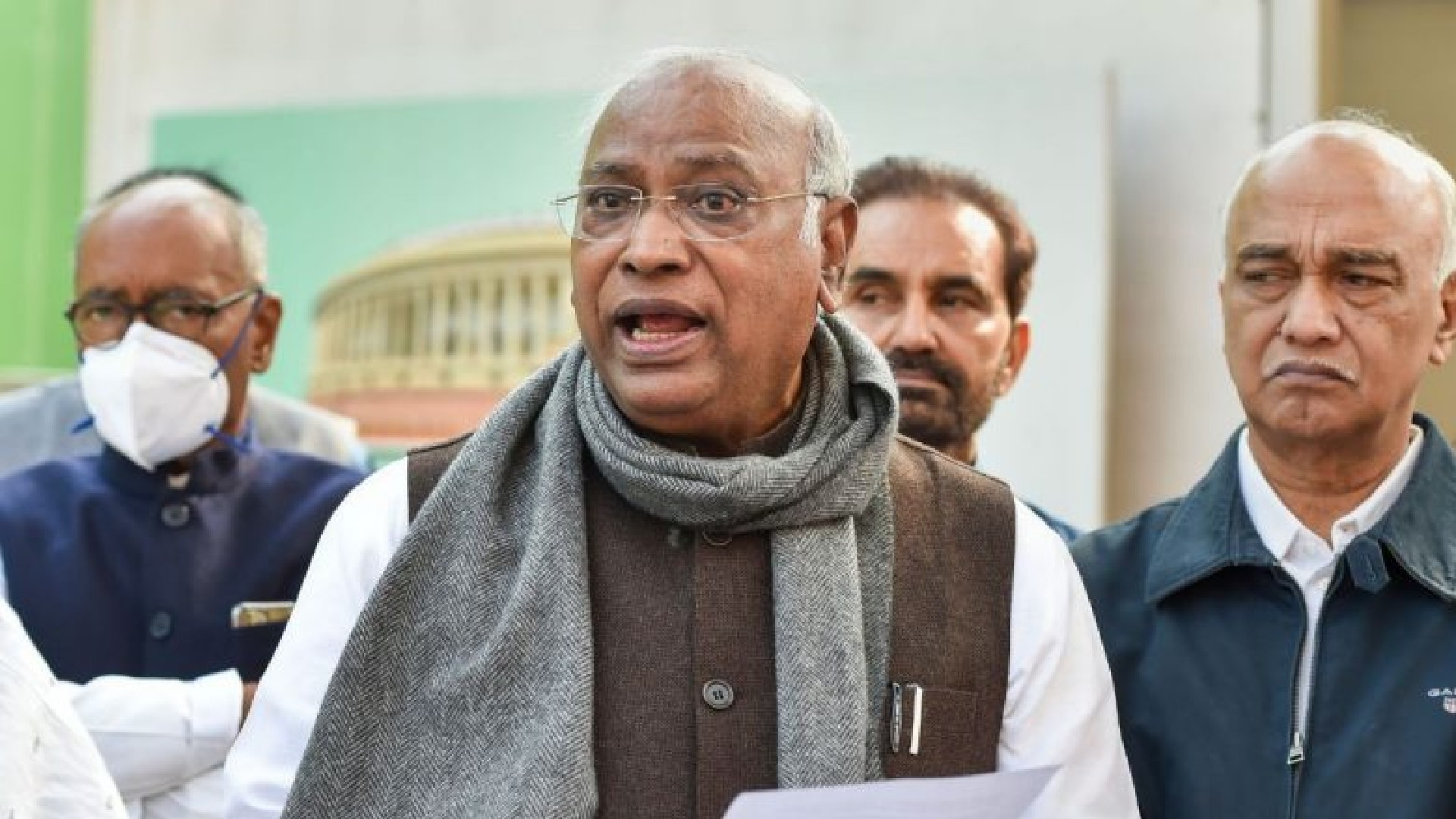 Newly elected Cong MLAs authorise party chief Kharge to pick Ktaka CM