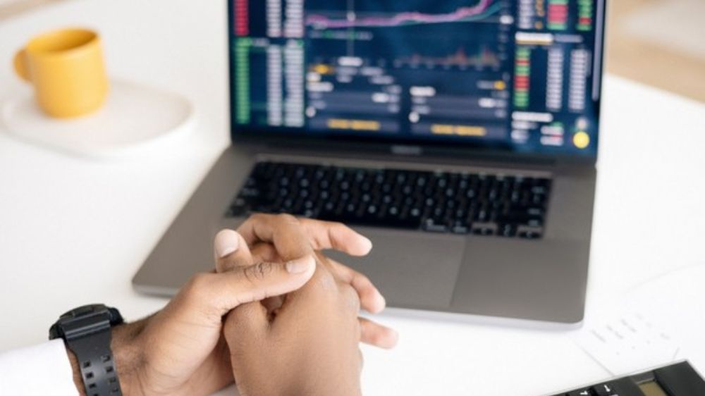 Sensex loses 71 points amid weak global cues in morning trade